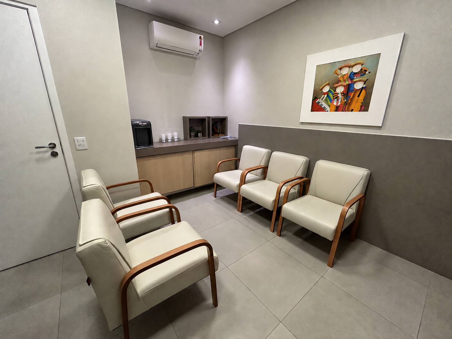 Sala de espera com poltronas e cantinho do café