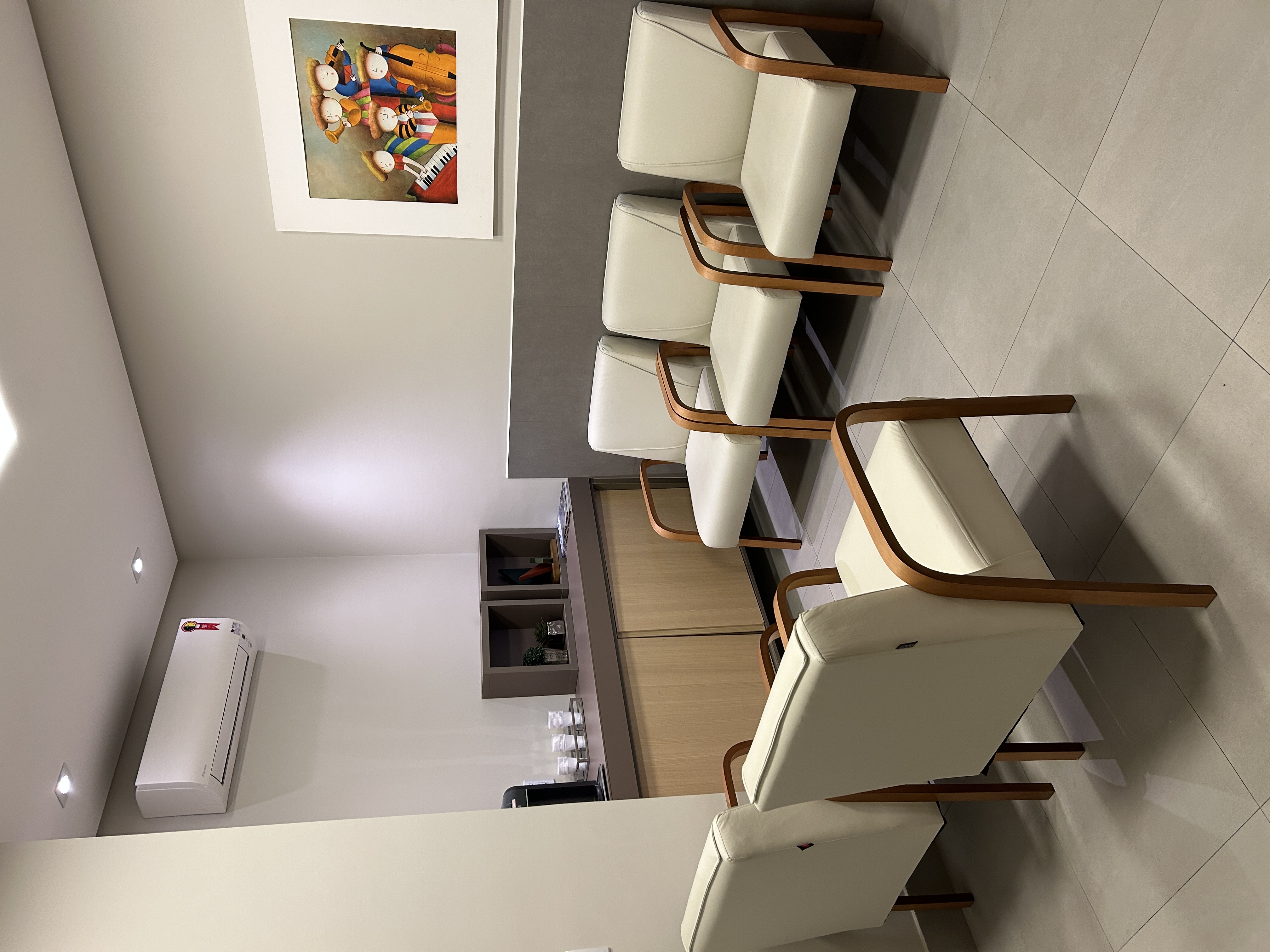 Ambiente de espera com poltronas e cantinho do café